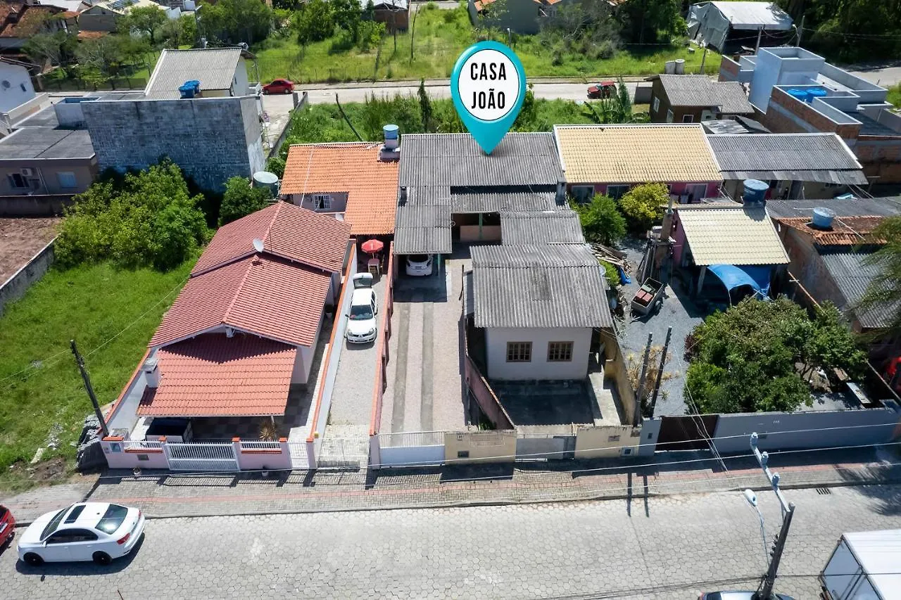Casa Em Bombinhas Para Ate 8 Pessoas E Aceita Pets! Holiday home